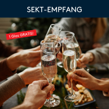 Mehrere Menschen stoßen beim Sekt-Empfang mit Sektgläsern an, 1 Glas Sekt gratis, festliche Atmosphäre.