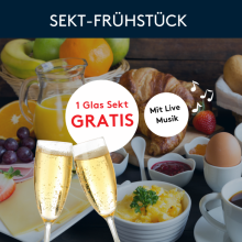 Sektfrühstück mit Croissant, Rührei, Obst, Sektgläsern, Gratis-Sekt und Live-Musik-Angebot.