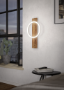 Moderne LED-Wandleuchte aus Holz mit rundem, weißem Leuchtring, minimalistisches Design, Wohnraumbeleuchtung.