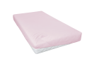 Rosa Spannbettlaken auf weißer Matratze, Bettwäsche, Schlafzimmer, weiches Textil, modernes Design