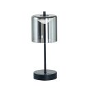 Moderne Tischlampe mit silbernem, zylindrischem Schirm und schwarzem Standfuß auf weißem Hintergrund.