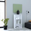 Weißes Regal mit Büchern und schwarzer Vase, daneben Kaktus im Topf, moderne Wohnzimmer-Einrichtung.