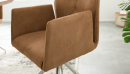Interliving Armlehnenstuhl IL 5104 Moderner brauner Drehstuhl mit Armlehnen aus Stoff, auf hellem Teppich im minimalistischen Wohnzimmer.