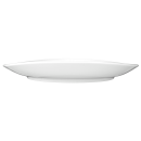 Weißer, ovaler Porzellanteller auf weißem Hintergrund, schlichtes Design, modernes Geschirr, Seitenansicht.