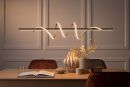 Moderne LED-Pendelleuchte in Schwarz und Gold mit wellenförmigem Design, minimalistisch und elegant.