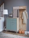 Moderner Flur-Garderobenschrank aus Holz mit Spiegel, grünen Türen, Schubladen und Kleiderhaken.