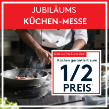 Koch brät Fleisch in moderner Küche, Jubiläums-Küchen-Messe mit Küchen zum halben Preis, Sonderangebot.