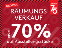 Quadratischer Werbebanner mit rotem Hintergrund und diagonalem Streifenrahmen, Text: „GROSSER RÄUMUNGSVERKAUF – Bis zu 70 % auf Ausstellungsstücke“, oben rechts Logo zum 75-jährigen Jubiläum.