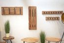 Wandgarderobe aus Massivholz mit vier schwarzen Haken, modernes Design für Flur oder Eingangsbereich.