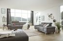 Modernes Wohnzimmer mit grauem Sofa, großen Fenstern, Bergblick, Holzboden und stilvoller Dekoration.