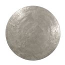 Runde silberne Metallplatte mit strukturierter, glänzender Oberfläche auf weißem Hintergrund.