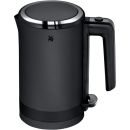 Schwarzer WMF Wasserkocher mit modernem Design, Edelstahlgehäuse und ergonomischem Griff auf weißem Hintergrund.