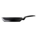 Schwarze Antihaft-Pfanne mit ergonomischem Griff, seitliche Ansicht, ideal zum Braten und Kochen in der Küche.
