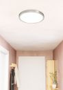 Moderne LED-Deckenleuchte im Flur mit Garderobe, weißer Tür und hellen Wänden, energiesparende Beleuchtung.
