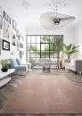 Modernes Wohnzimmer mit großen Fenstern, rosa Teppich, eleganten Sofas, Pflanzen und stilvoller Wanddekoration.