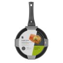 Antihaft-Pfanne von WMF mit schwarzem Griff, Etikett und Lachsfilet, ideal zum fettarmen Braten.