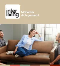 Drei Personen unterhalten sich entspannt auf modernem Sofa; links oben Interliving Logo mit Slogan „Möbel für dich gemacht“.