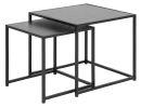 Zwei moderne, schwarze Beistelltische aus Metall und Holz im Set, platzsparend ineinander verschachtelt.