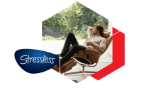 Stressless Logo und ein Mann entspannt in einem Stressless Sessel mit Blick ins Grüne – skandinavisches Design trifft auf höchsten Komfort