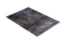 Dunkelgrauer Hochflor-Teppich rechteckig, weiche Oberfläche, moderner Wohnzimmerteppich auf weißem Hintergrund.