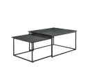 Zwei moderne, rechteckige Couchtische aus schwarzem Metall und Holz, platzsparend ineinander schiebbar.
