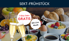 Sektfrühstück mit frischem Obst, Brötchen, Ei, Müsli, Sektgläsern und Hinweis auf Live-Musik und Gratis-Sekt.