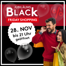 Paar mit Einkaufstaschen beim Black Friday Shopping, schwarze Luftballons, Angebot am 28. November bis 21 Uhr.
