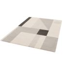 Moderner Teppich mit geometrischem Muster in Beige, Grau und Schwarz auf weißem Hintergrund, rechteckig.