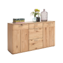 Sideboard aus Eiche mit Schubladen und Türen, dekoriert mit Blumen, Glasvase und Schmuckbox auf weißem Hintergrund.
