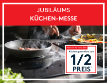 Person brät Fleisch und Gemüse in Pfannen auf Herd, Jubiläums Küchen-Messe, Angebot: Küchen zum halben Preis.