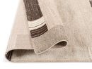 Beiger Teppich mit braunen Streifen, moderne Muster, weiche Oberfläche, Detailaufnahme, Wohnzimmerteppich