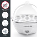 Elektrischer Eierkocher von GOURMETmaxx mit acht braunen Eiern unter transparenter Haube auf weißem Hintergrund.