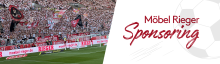 Möbel Rieger Sponsoring Voll besetztes Fussballstadion mit Möbel Rieger Werbebanden, daneben Schriftzug „Sponsoring“ mit Fussballgrafik.