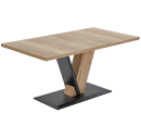 Moderner Esstisch aus Holz mit rechteckiger Platte, V-förmigem Gestell und schwarzem Metallfuß.