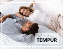 Frau und Mann liegen entspannt auf weisser TEMPUR Matratze; unten rechts das TEMPUR Logo.