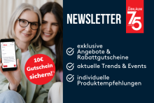 Zwei Frauen lächeln, eine hält ein Smartphone mit Newsletter-Angebot und 10€ Gutschein, daneben Vorteilsinfos.