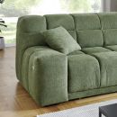 Grünes Sofa mit Kissen im modernen Wohnzimmer, Holzboden, große Fenster, gemütliche Einrichtung