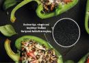 Gefüllte grüne Paprika auf schwarzer Titanpfanne mit robuster Antihaftbeschichtung, Nahaufnahme, gesundes Essen.