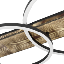 Moderne LED-Deckenleuchte mit Holz-Element und schwarzen Metallringen, stilvolle Wohnraumbeleuchtung