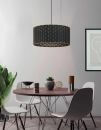 Moderner Essbereich mit rundem Holztisch, weißen Stühlen, Design-Lampe und Zimmerpflanze im minimalistischen Stil.
