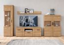 Vitrine Cortina L Eiche 58 cm Moderne Wohnwand aus Eiche mit TV, Deko, Vitrine und Stauraum im Wohnzimmer auf hellem Holzboden.