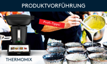 Thermomix Produktvorführung mit Profi-Tipps, Koch bereitet Speisen vor, mehrere Schalen auf Tisch.