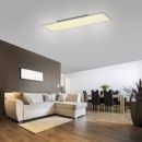 Moderne LED-Deckenleuchte im Wohnzimmer mit Sofa, Esstisch und Holzboden, stilvolle Wohnraumbeleuchtung.