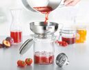 Edelstahl-Trichter von GEFU zum Einfüllen von Erdbeermarmelade in Einmachglas, ideal für Marmeladenherstellung.