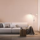 Modernes Wohnzimmer mit beigem Sofa, Kissen, Decke, Stehlampe und Holztisch vor pastellfarbener Wand.