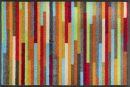 Bunter Teppich mit vertikalen Streifen in Rot, Orange, Gelb, Blau und Grau, modernes Design, Wohnzimmer-Deko.