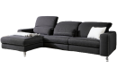 Dunkelgraues Ecksofa mit verstellbarer Rückenlehne, weißen Kissen und moderner Polsterung auf Metallfüßen.