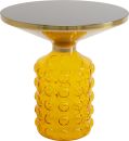 Runder Beistelltisch mit goldener, strukturierter Basis und glatter, spiegelnder Tischplatte aus Glas.