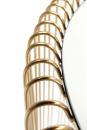 Detailaufnahme eines runden Spiegels mit goldenem Metallrahmen, modernes Wohnaccessoire, elegantes Design.