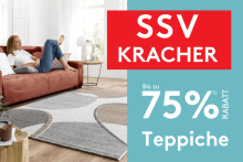 Werbegrafik mit der Aufschrift "SSV KRACHER – Bis zu 75 % Rabatt auf Teppiche" auf türkisem Hintergrund. Im oberen Teil ist ein stilvoll eingerichtetes Wohnzimmer mit modernem Teppich in Grau-